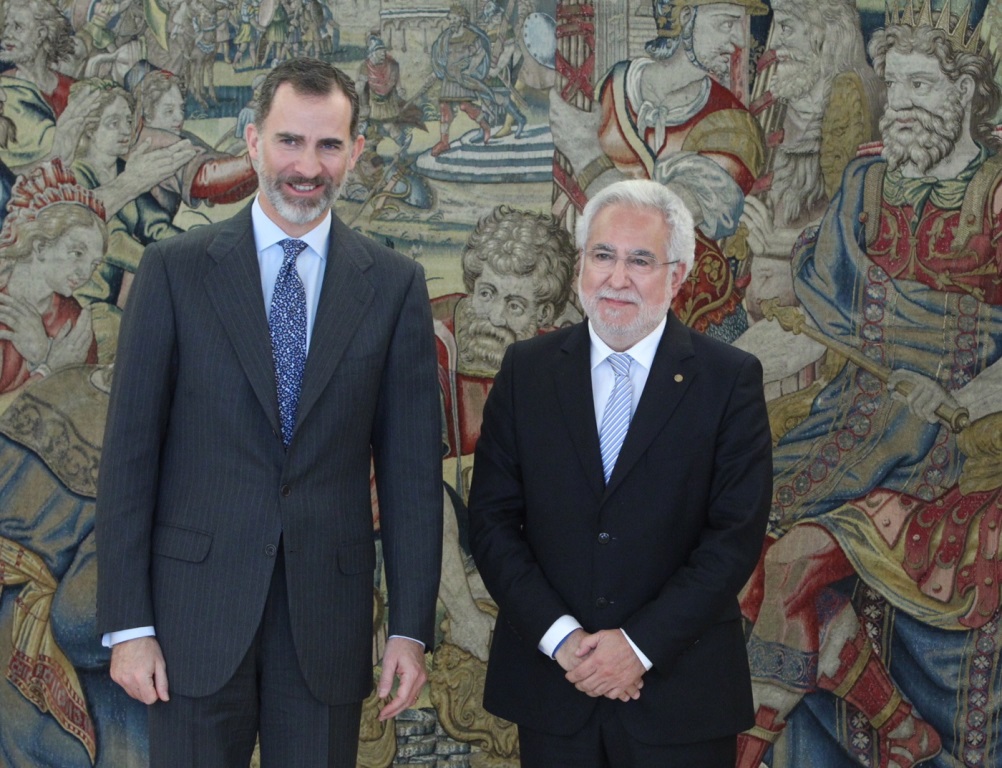 Foto da noticia:O Rei de España recibe ao presidente do Parlamento de Galicia co gallo do 35 aniversario do Lexislativo galego